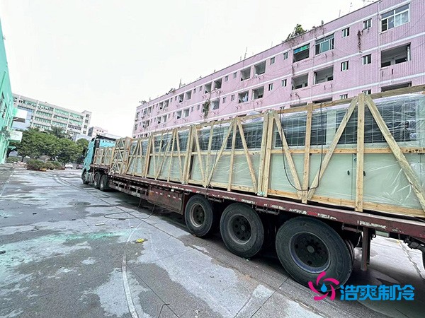 图为制冷机组设备到货