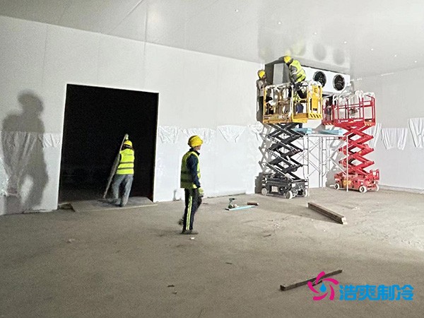 图为浩爽工人正在安装冷风机