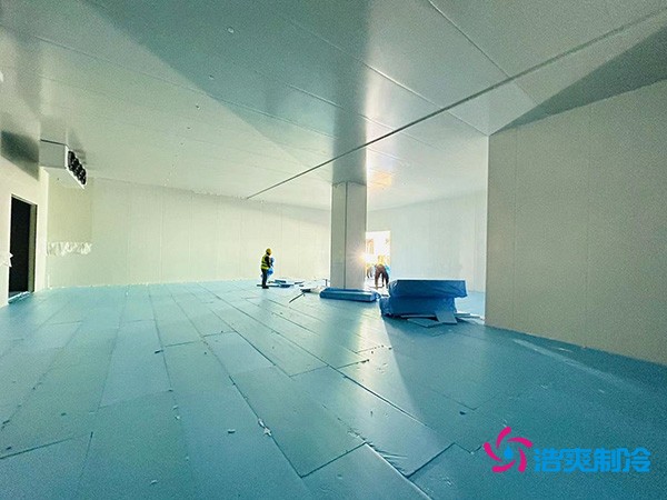 图为浩爽工人正在铺设XPS挤塑板