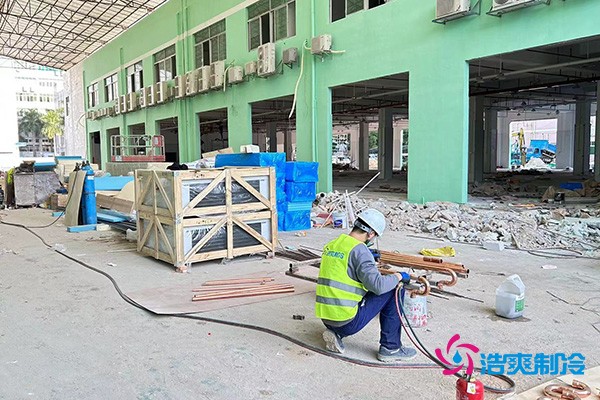 图为浩爽工人正在焊接铜管