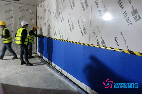 图为正在对墙体贴?;つ? width=