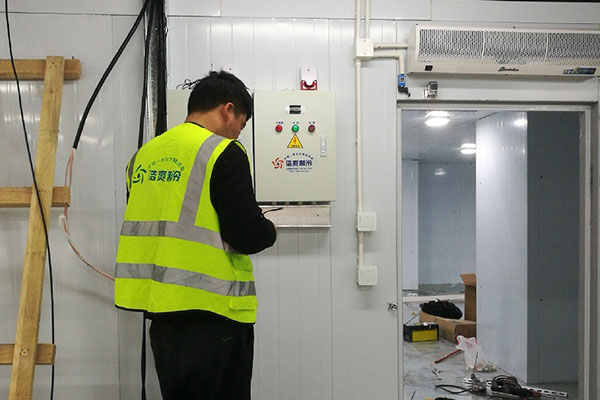 图为浩爽工程师正在调试控制箱